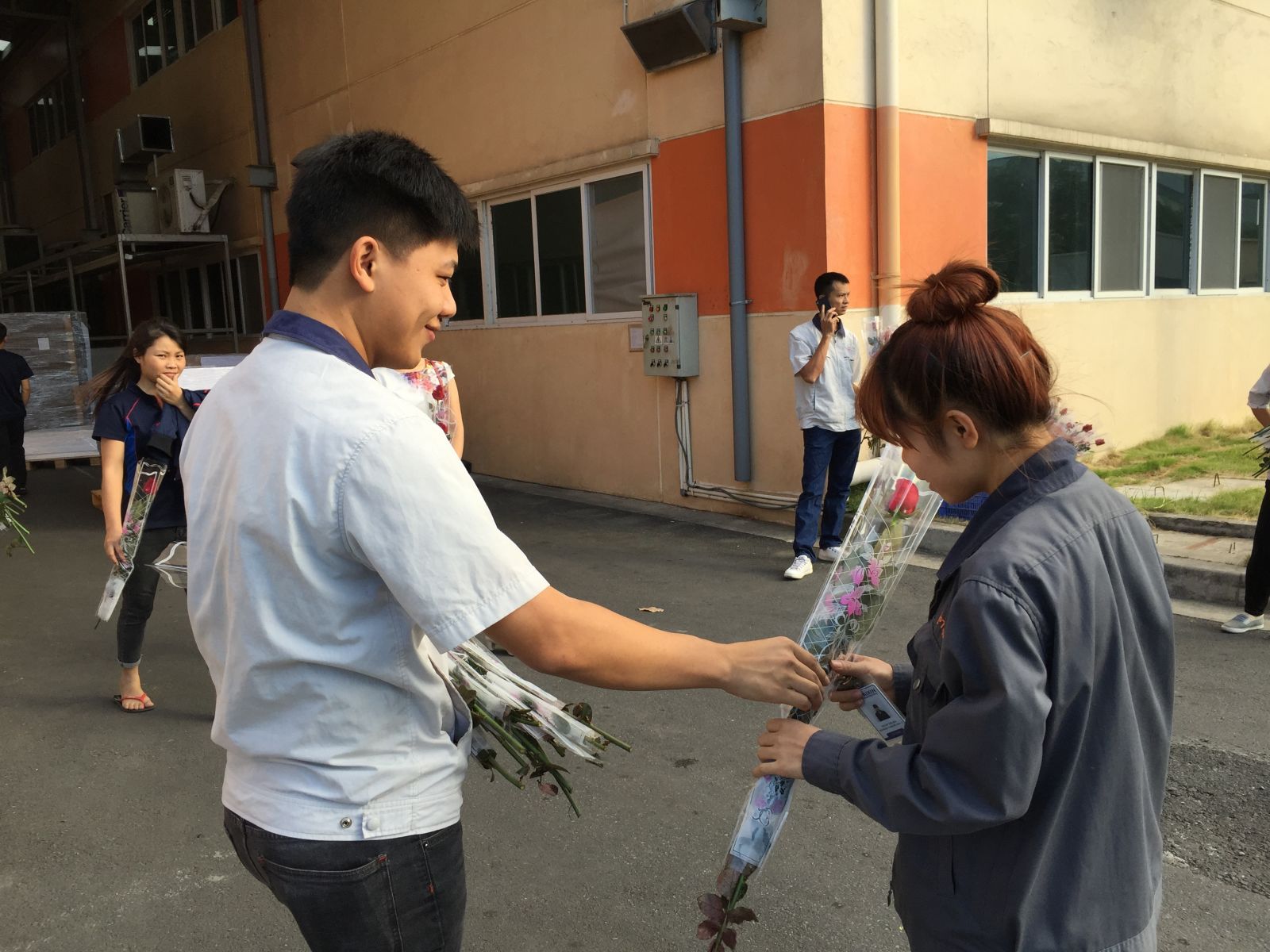  Tổ chức tặng hoa cho các chị công nhân viên nhân ngày 08/03. Phúc lợi cho nhân viên chúng tôi luôn đứng hàng đầu